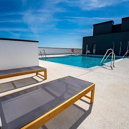 Skyline 4 Pool & Parking Free Holiday home *
